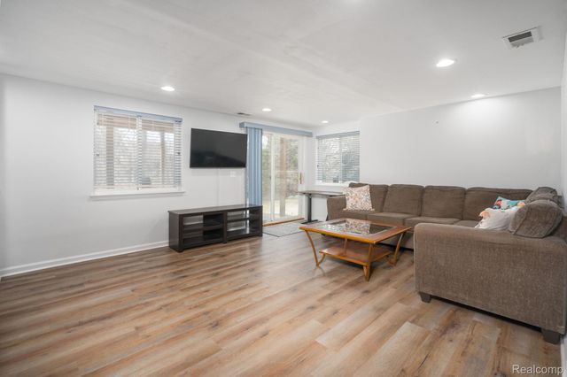 8925 El Dorado Drive, White Lake Charter Township, MI 48386