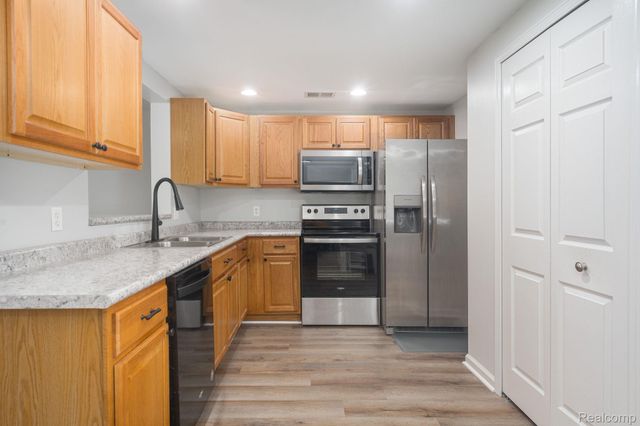 8925 El Dorado Drive, White Lake Charter Township, MI 48386