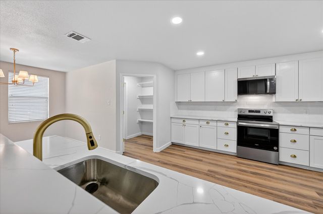 8400 Vinetree Drive, Arlington, TX 76002