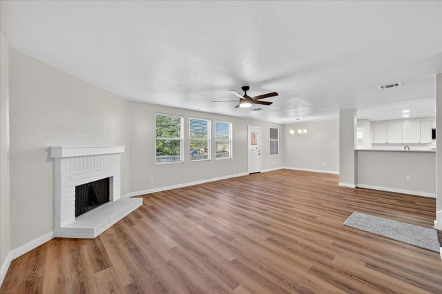 8400 Vinetree Drive, Arlington, TX 76002