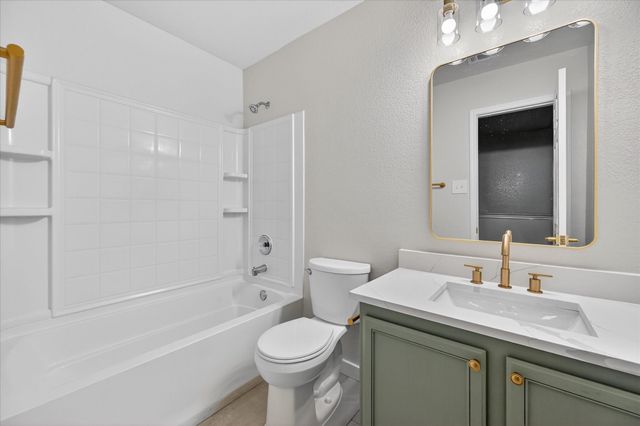 8400 Vinetree Drive, Arlington, TX 76002