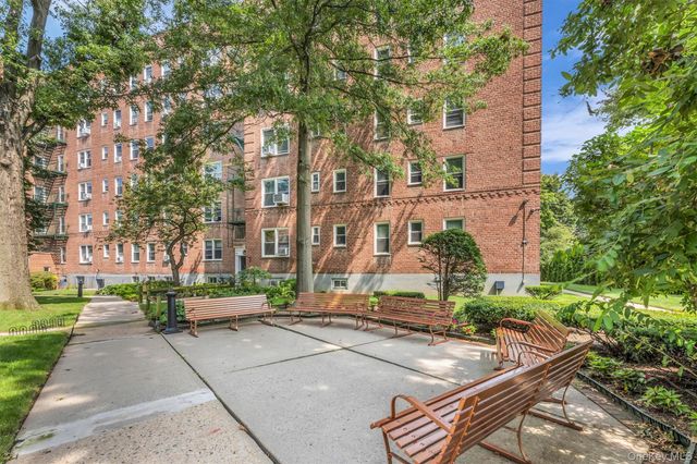 36 Cathedral Avenue 2D, Hempstead, NY 11550