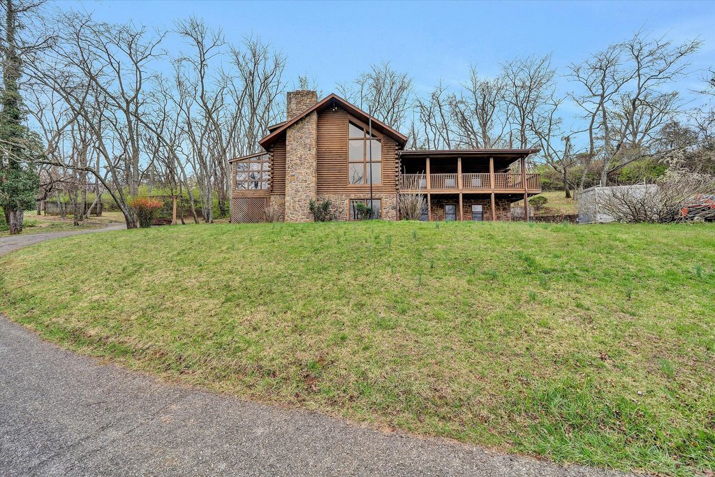 15 Verndale DR, Roanoke, VA 24019