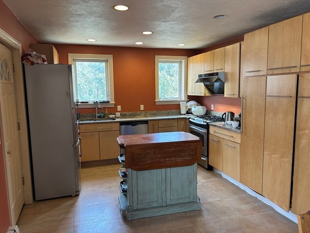 7 Wingate St, Shrewsbury, MA 01545