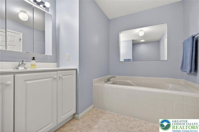 204 Hampshire Drive, Sellersville Boro, PA 18960