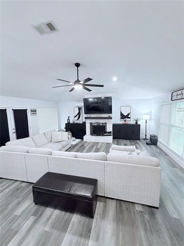 528 Belmont Drive, Friendswood, TX 77546