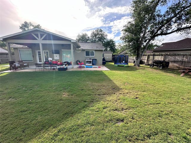 528 Belmont Drive, Friendswood, TX 77546