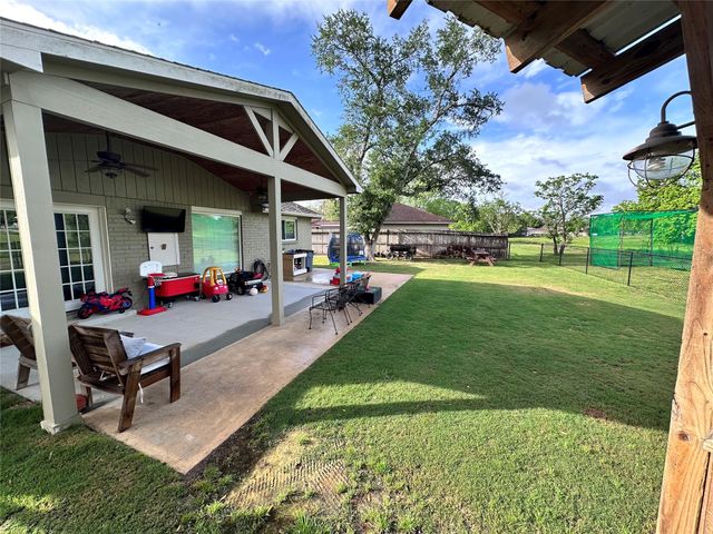 528 Belmont Drive, Friendswood, TX 77546