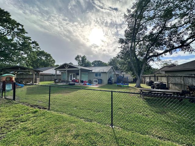 528 Belmont Drive, Friendswood, TX 77546