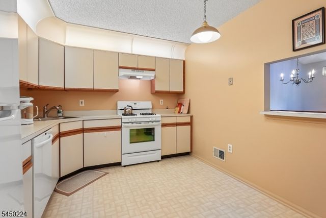 179 Gregory Ln, Franklin Twp., NJ 08823