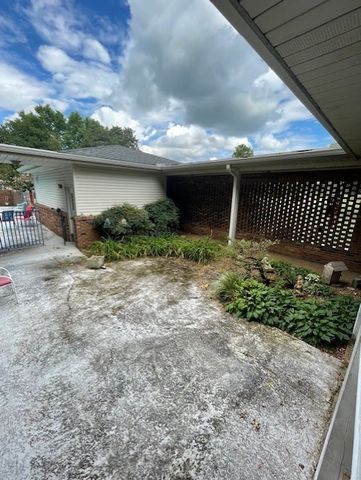 111 Grandview Dr, Lawrenceburg, TN 38464