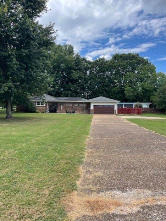 111 Grandview Dr, Lawrenceburg, TN 38464