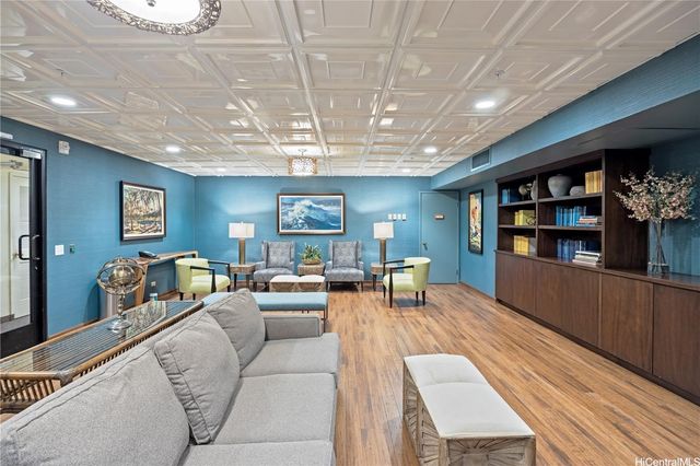 2470 Kalakaua Avenue 504, Honolulu, HI 96815