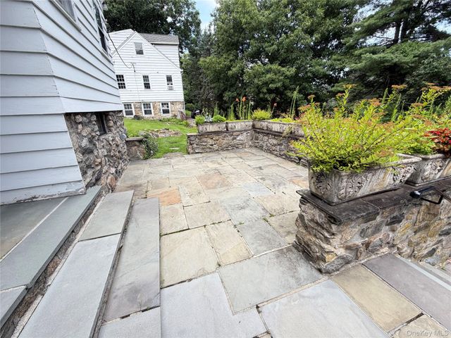 6 Raven Way, Pleasantville, NY 10570