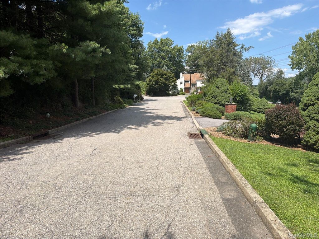 6 Raven Way, Pleasantville, NY 10570