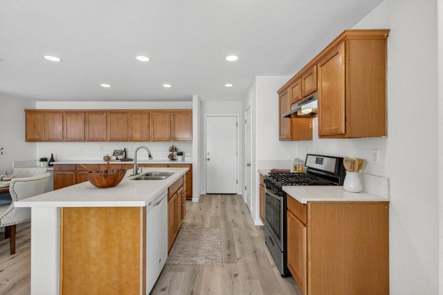 1530 Maryclair Dr, Olivehurst, CA 95961