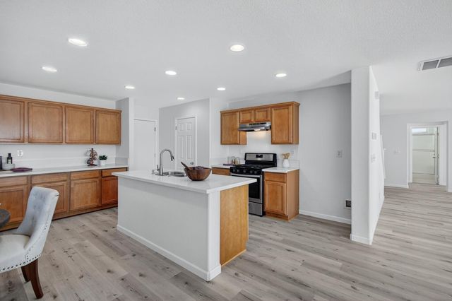 1530 Maryclair Dr, Olivehurst, CA 95961