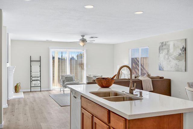 1530 Maryclair Dr, Olivehurst, CA 95961