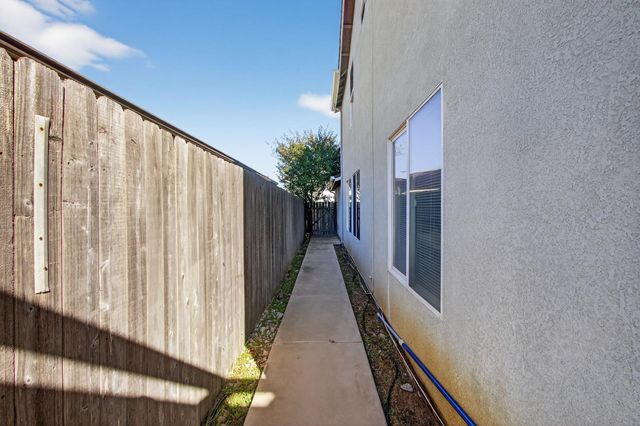 1530 Maryclair Dr, Olivehurst, CA 95961