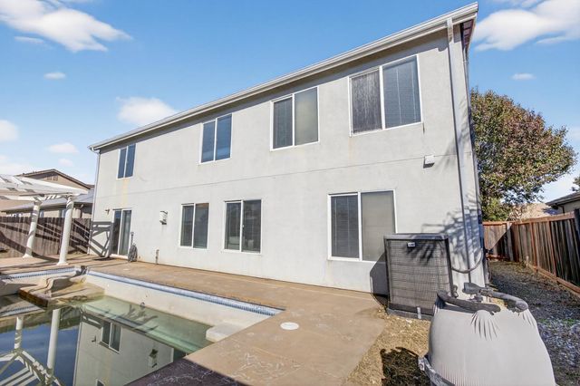 1530 Maryclair Dr, Olivehurst, CA 95961