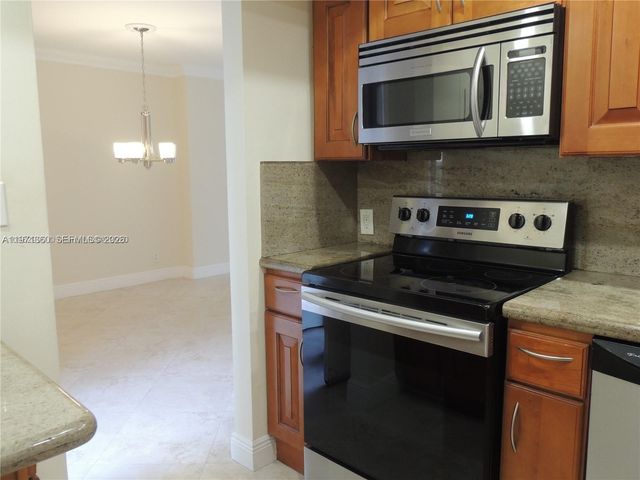 3101 N Country Club Dr 107, Aventura, FL 33180