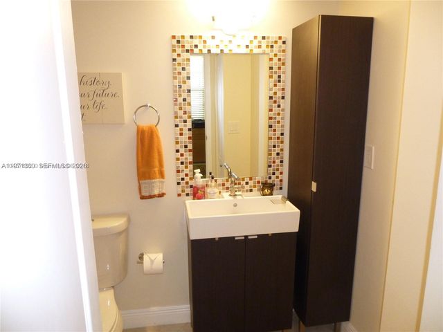 3101 N Country Club Dr 107, Aventura, FL 33180