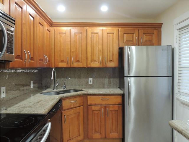 3101 N Country Club Dr 107, Aventura, FL 33180