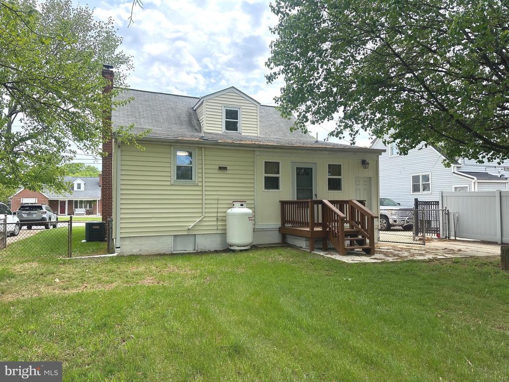 Image 11 of property listing at 612 N WOODWARD DR, Baltimore, MD 21221