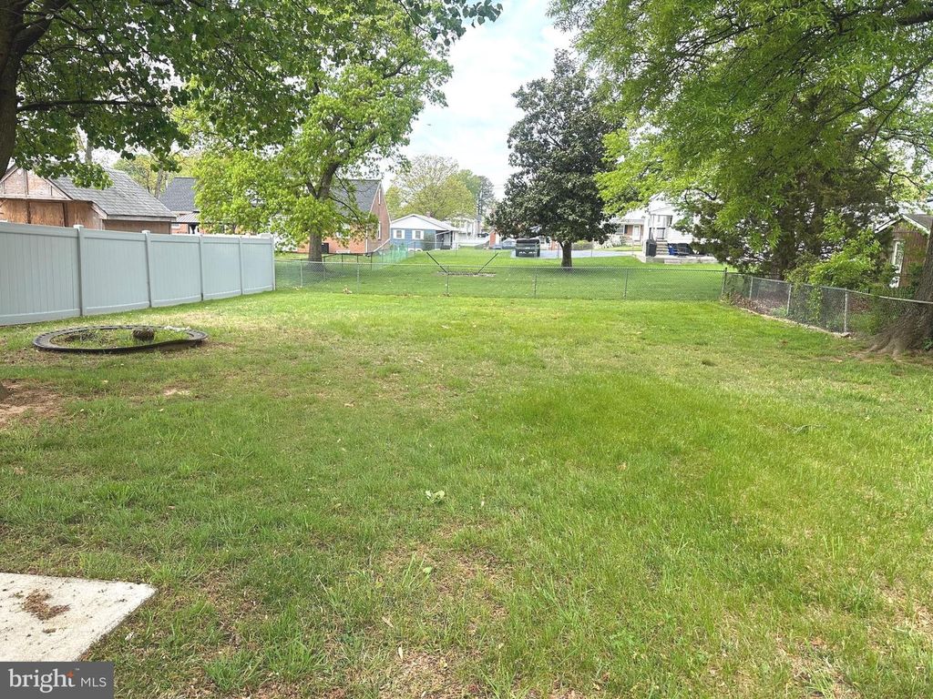 Image 12 of property listing at 612 N WOODWARD DR, Baltimore, MD 21221