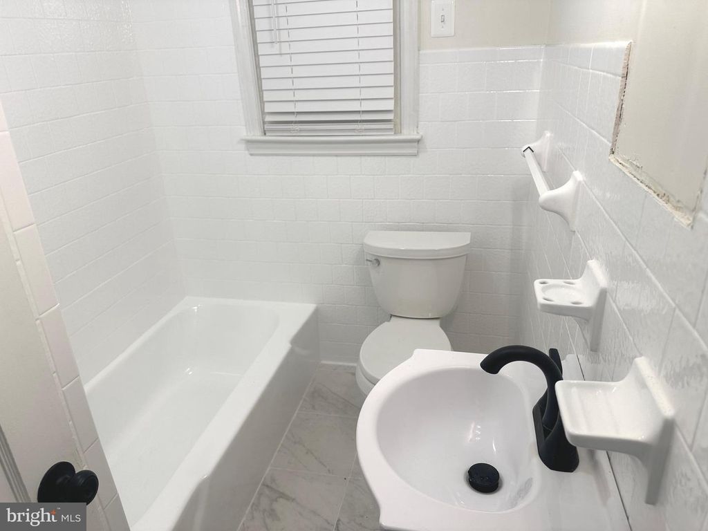 Image 6 of property listing at 612 N WOODWARD DR, Baltimore, MD 21221