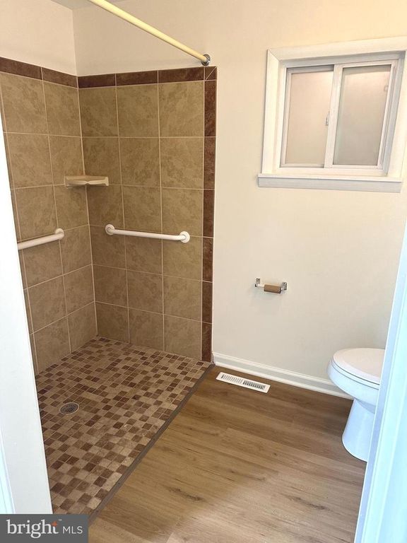 Image 7 of property listing at 612 N WOODWARD DR, Baltimore, MD 21221