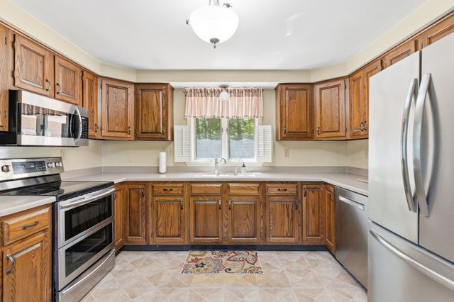 83 Stoney Hollow Rd, Tiverton, RI 02878