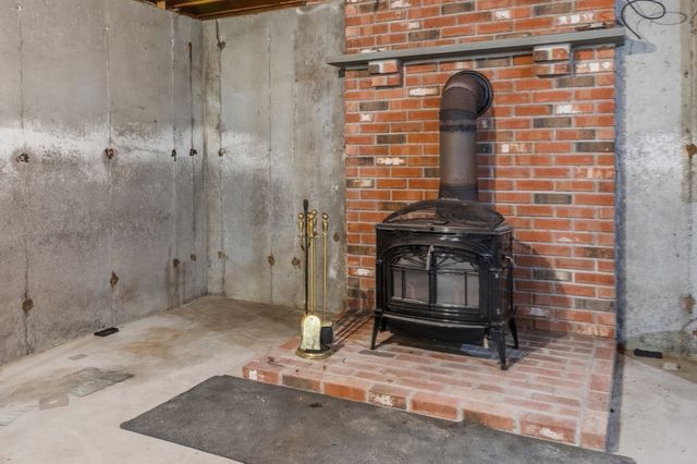 83 Stoney Hollow Rd, Tiverton, RI 02878