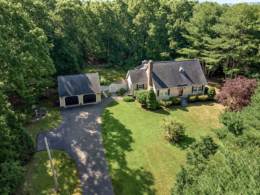 83 Stoney Hollow Rd, Tiverton, RI 02878