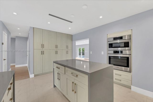 10330 SW 51st St, Miami, FL 33165