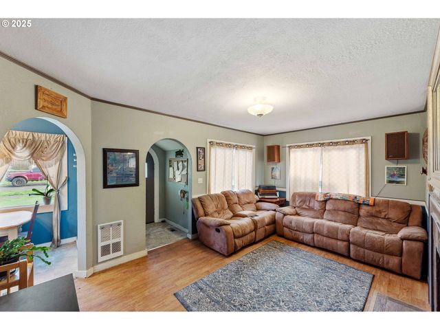 865 N DEAN St, Coquille, OR 97423