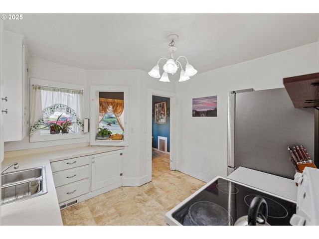 865 N DEAN St, Coquille, OR 97423