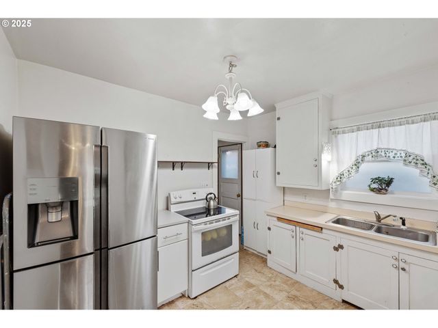 865 N DEAN St, Coquille, OR 97423