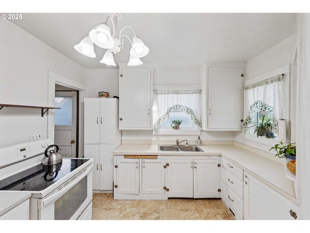 865 N DEAN St, Coquille, OR 97423