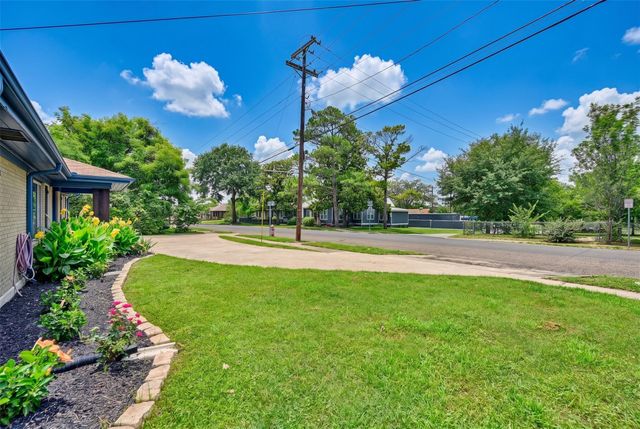407 W Alamo Street, Brenham, TX 77833