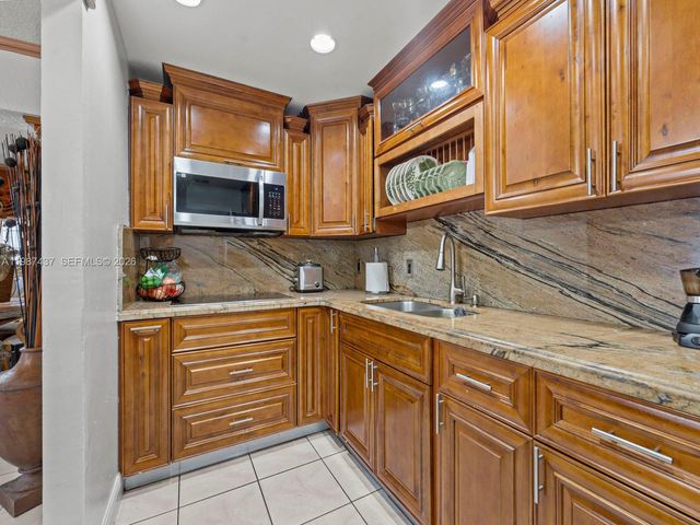 871 SE 5th Pl, Hialeah, FL 33010