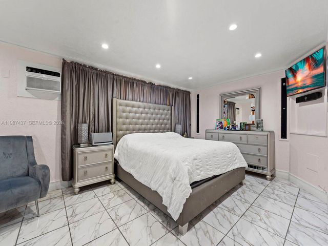 871 SE 5th Pl, Hialeah, FL 33010