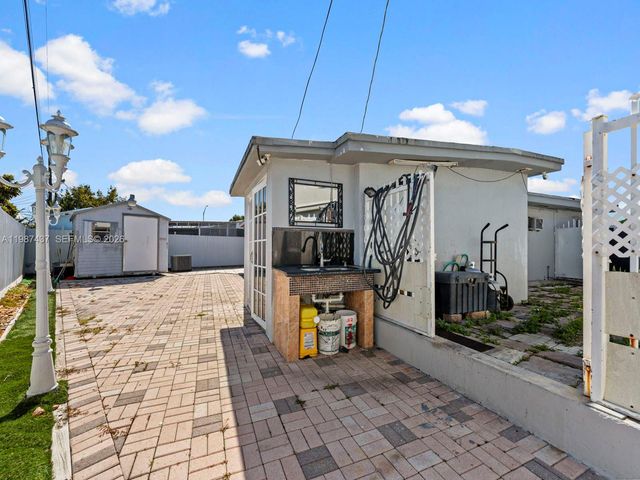 871 SE 5th Pl, Hialeah, FL 33010