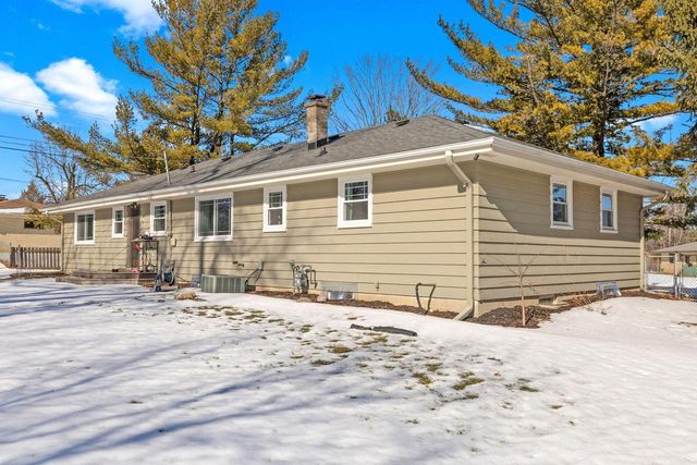 15613 W Riviera DRIVE, New Berlin, WI 53151