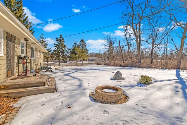 15613 W Riviera DRIVE, New Berlin, WI 53151