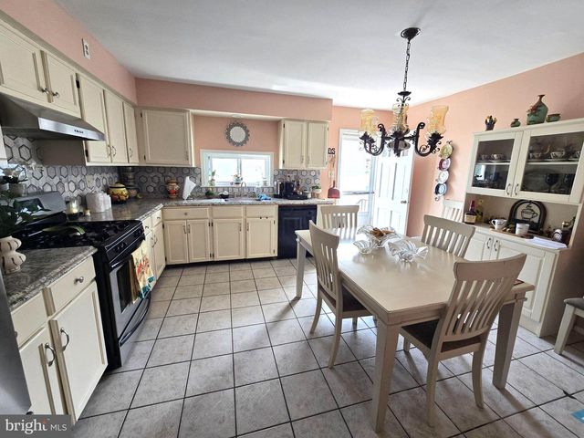 527 E BROWNING RD, Bellmawr, NJ 08031