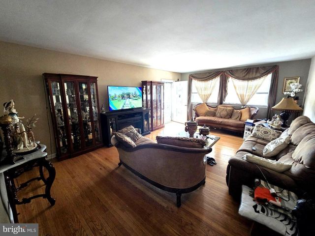 527 E BROWNING RD, Bellmawr, NJ 08031