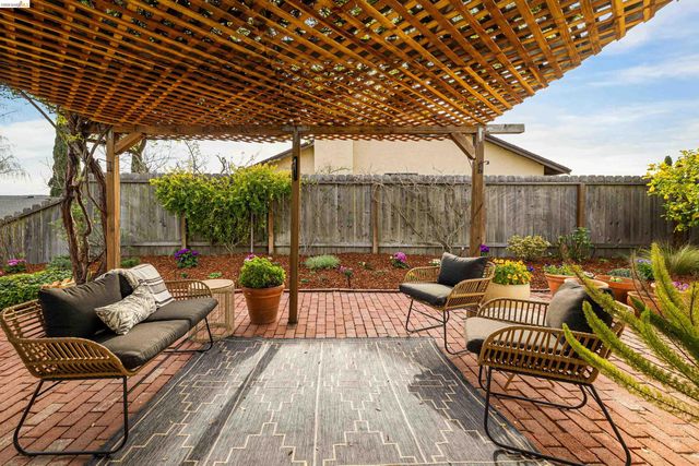 10 Clear Water Ct, Richmond, CA 94803