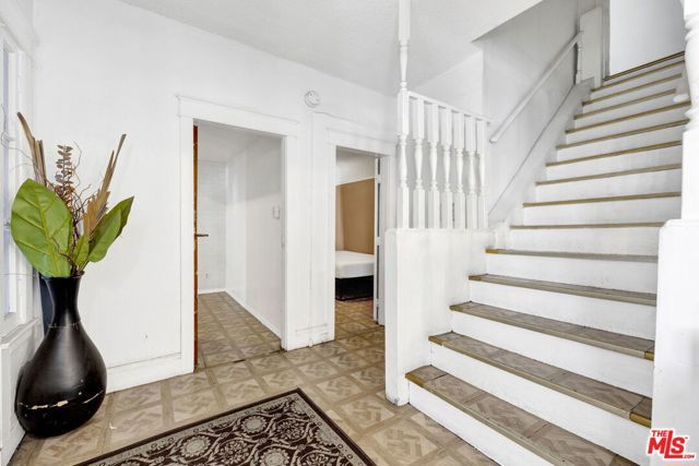 1166 W 39th Place, Los Angeles, CA 90037