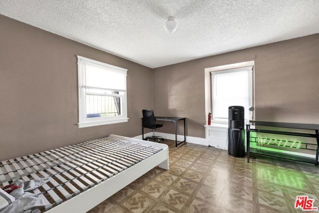 1166 W 39th Place, Los Angeles, CA 90037